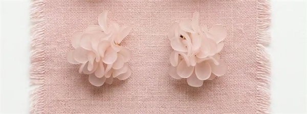 dolman bijoux narciso orecchini fiore rosa lobo 2026